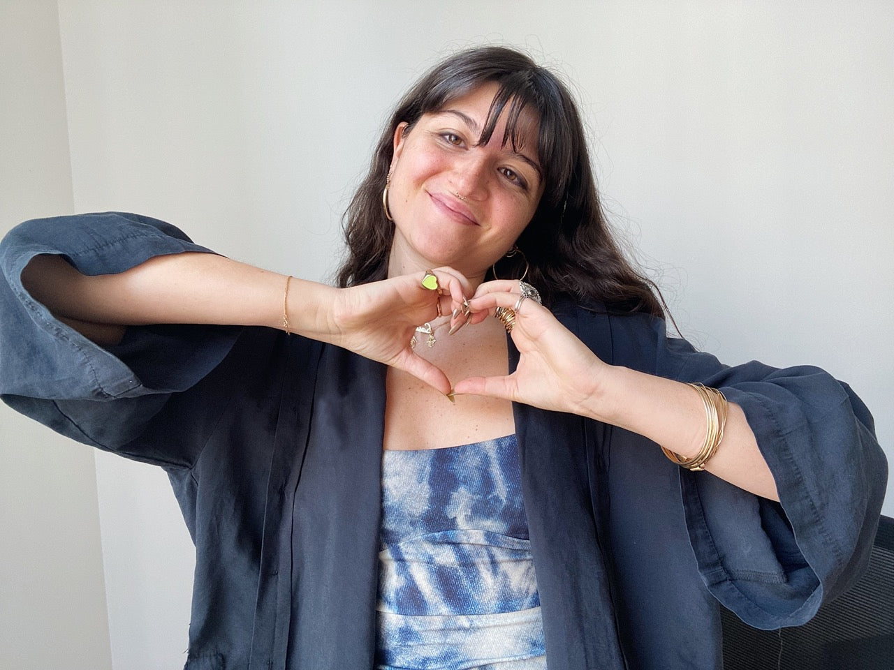 Photo de Saskia, fondatrice de poumad.com qui fait un coeur avec ses mains.