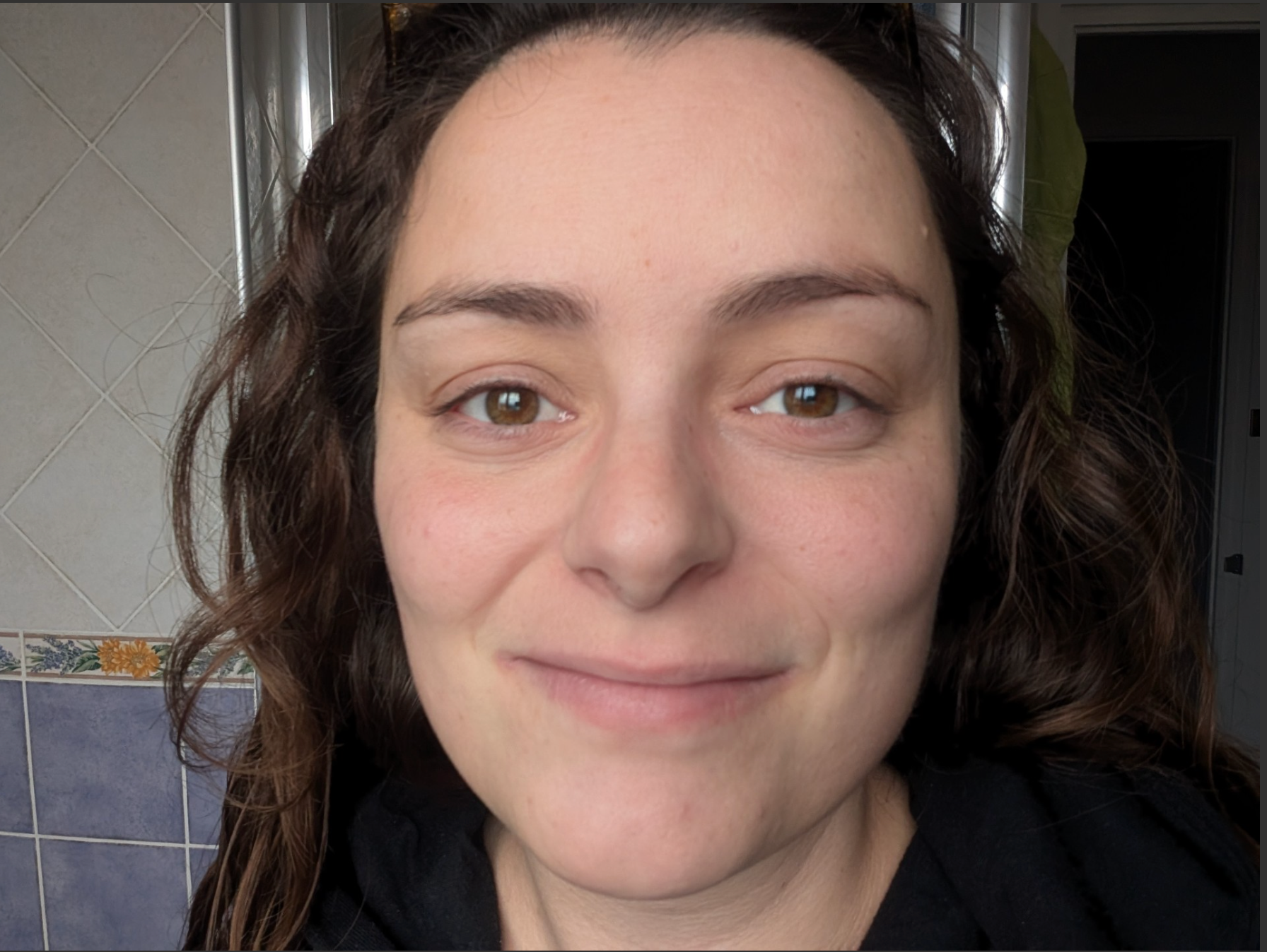 Visage femme peau blanche souriante