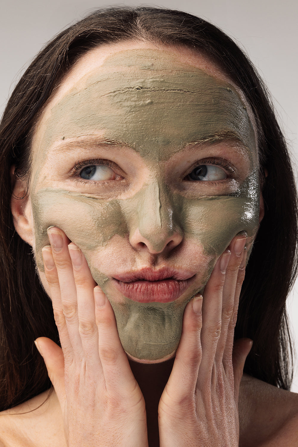 Visage féminin avec de la crème Pomad appliquée