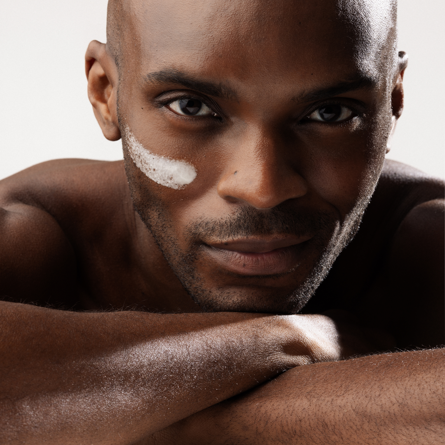 Gros blanc visage avec trace de crème