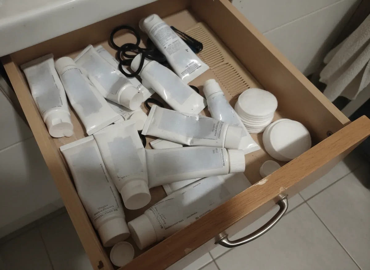 Le tiroir de la salle de bain de Marine, ouvert en vitesse : une dizaine de tubes entamés accumulés au fil des rechutes