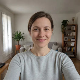 Marine, un selfie chez elle, dans son salon, en lumière naturelle
