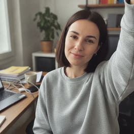 Clémence, chez elle, à son bureau couvert de notes, pendant l'enquête