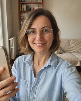 Valérie, un selfie chez elle dans son salon, en lumière de fenêtre