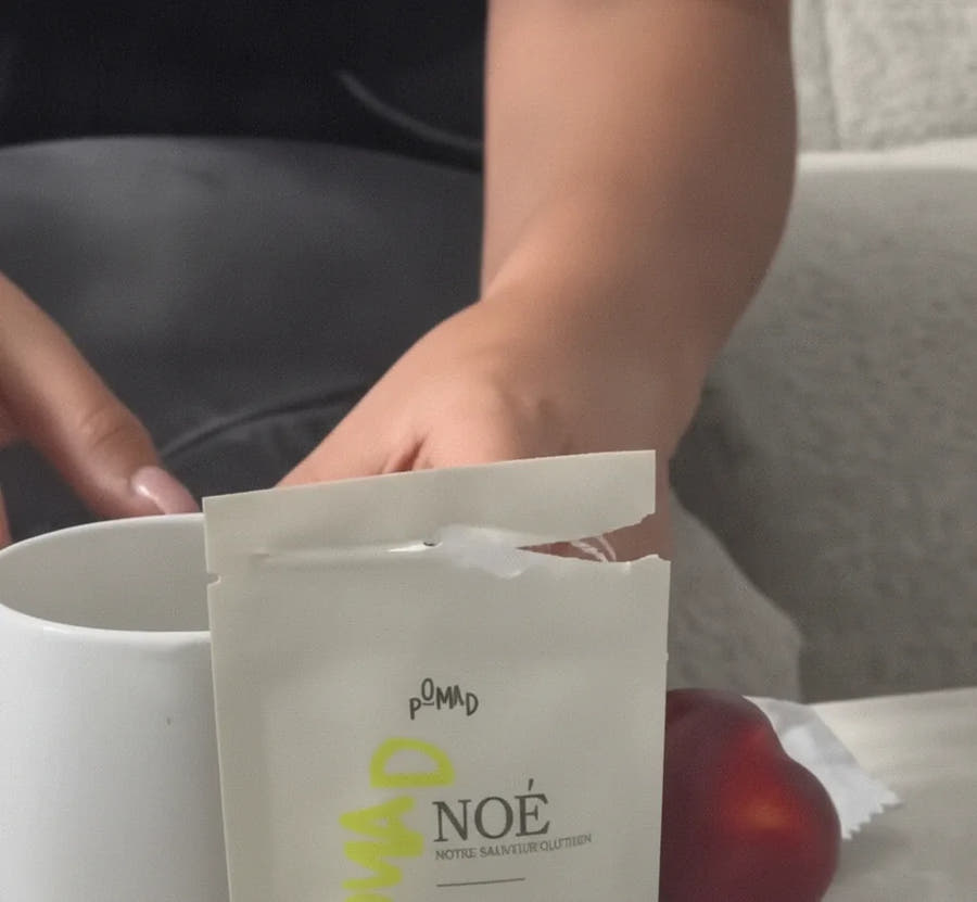 Le sachet Noé ouvert à côté d'une tasse, au moment de la prise du matin