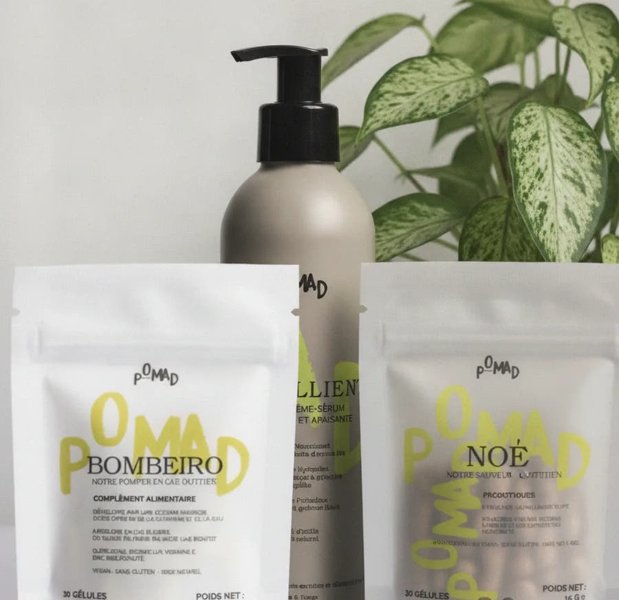 Les trois produits de la Cure In & Out, l'Émollient, Noé et Bombeiro, posés sur le meuble de salle de bain d'une cliente Pomad