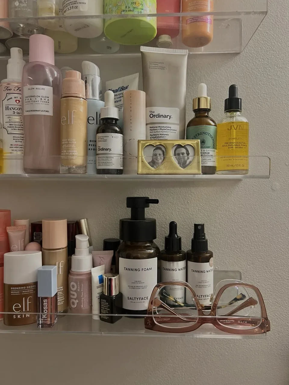 L'étagère de crèmes abandonnées face au trio Pomad